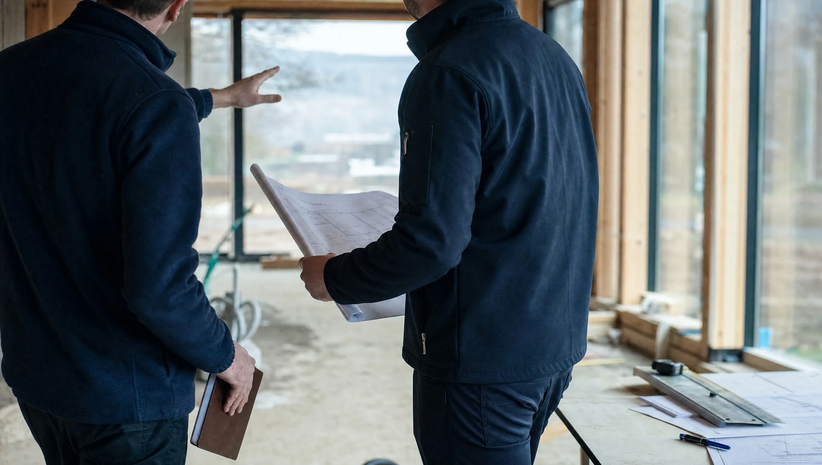 expert on site discussing with the client